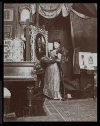 Konstnären Mary Tillinghast målar ett porträtt i sin studio, New York, ca 1897 (silvergelatintryck)